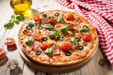 Ev pişmiş pizza jambon ve mantar ile