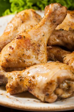 plaka üzerinde ızgara tavuk budu