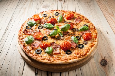 Ev pişmiş pizza jambon ve mantar ile