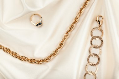 İpek kumaş üzerine altın takı