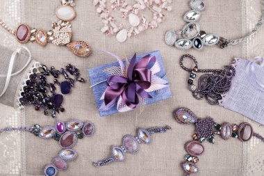 Keten masa örtüsü üzerinde kadın takı ve Hediyelik kutu