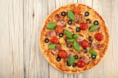 Ev pişmiş pizza jambon ve mantar ile