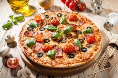 Ev pişmiş pizza jambon ve mantar ile