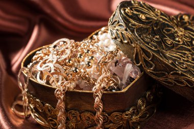 Altın takı ve diğer dekorasyon dekoratif kutu kalp şeklinde