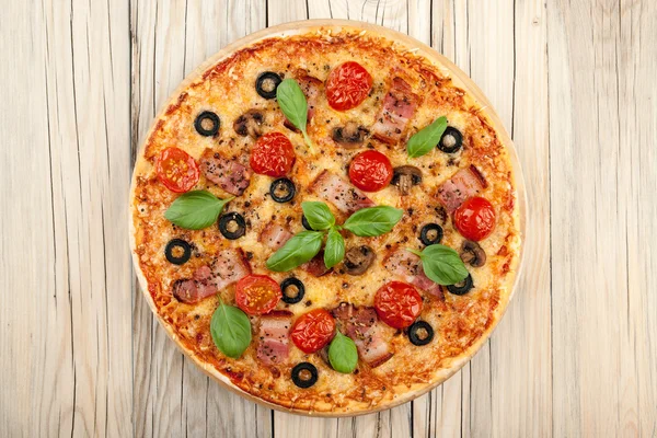 Ev pişmiş pizza jambon ve mantar ile