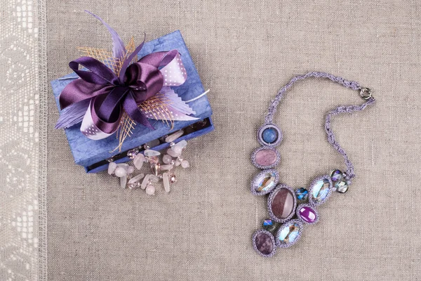 Collier, fleurs de jasmin et boîte cadeau — Photo