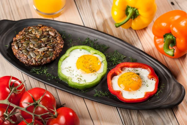 Fried eggs in peppers — Stock Photo, Image