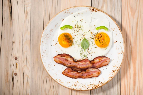 Fried eggs with bacon — Stock Photo, Image