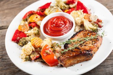 Izgara domuz pirzola ve haşlanmış sebze