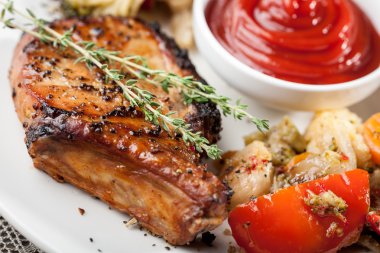 Izgara domuz pirzola ve haşlanmış sebze