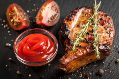 Izgara domuz pirzola ve haşlanmış sebze