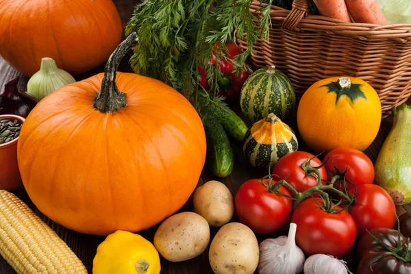 Produtos hortícolas frescos em bruto variados — Fotografia de Stock