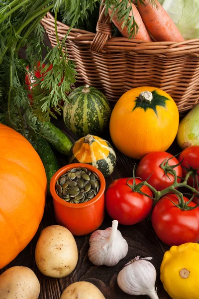 Produtos hortícolas frescos em bruto variados — Fotografia de Stock