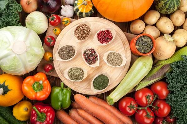 Légumes crus frais et épices — Photo