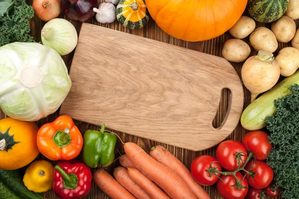 Φρέσκα ωμά λαχανικά και cutting board — Φωτογραφία Αρχείου