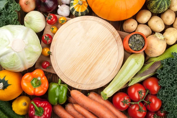 Fresh raw vegetables and cutting board — Stock Image Fresh raw vegetables and cutting board Stock Photo