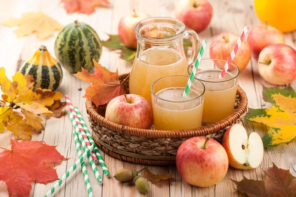 Succo di mela, mele e zucche — Foto Stock