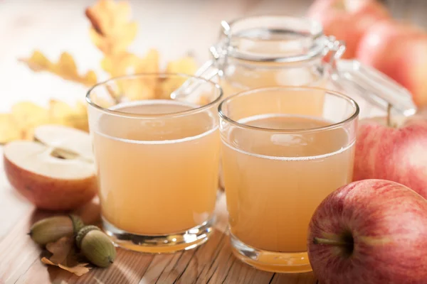 Succo di mela fresco e mele — Foto Stock