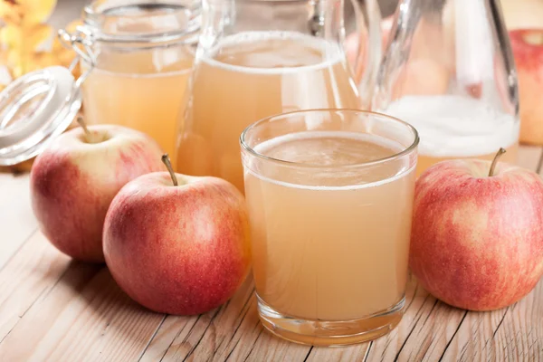 Fresh apple juice and apples — Stock Photo, Image