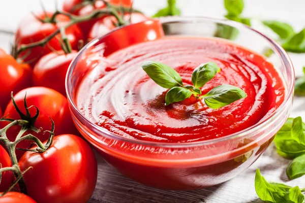 Томатный соус и красные помидоры — стоковое фото