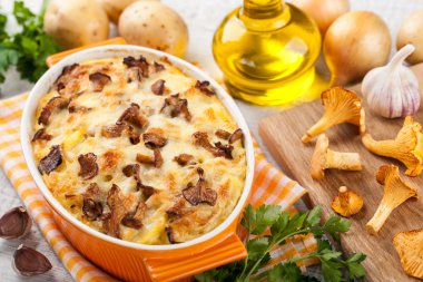 Chanterelles mantarlı patates graten