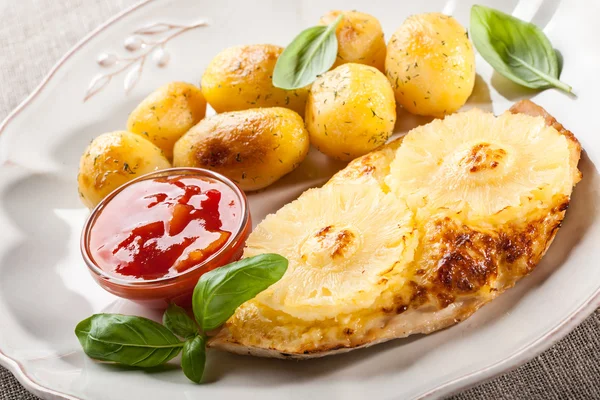 Grillad kycklingfilé med ananas och bakad potatis — Stockfoto