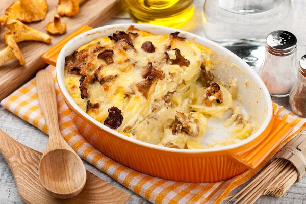 Casserole de pommes de terre aux champignons — Photo