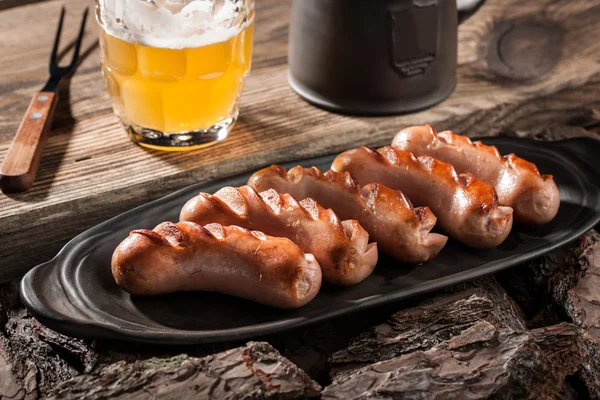 Grillwürste und Bier — Stockfoto