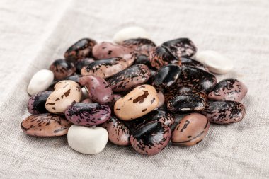 Pinto fasulye ve beyaz fasulye