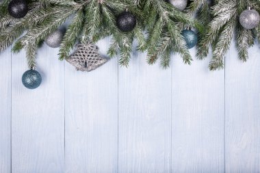 Topları süslenen Noel köknar ağacı