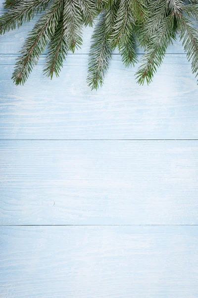 雪上木制背景圣诞节 fir 分支 — 图库照片