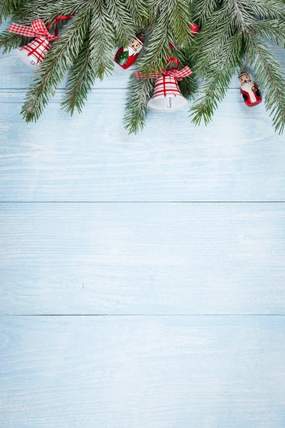 Рождественская елка украшена колоколами — стоковое фото