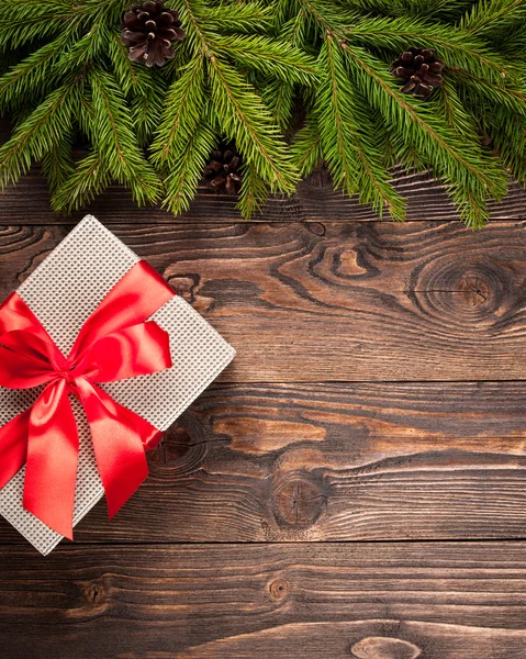 Sapin et boîte cadeau sur fond bois foncé — Photo