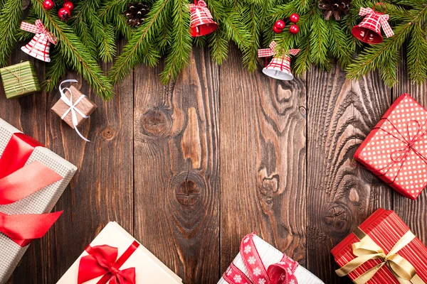 Fir tree ingericht klokken en geschenkdozen op donkere houten pagina — Stockfoto