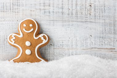 Noel adam şeklinde kurabiye zencefilli karda