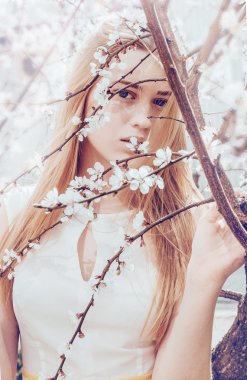 Güzel sarışın kadın.