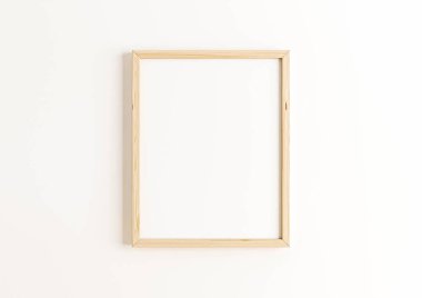 Beyaz duvarda tek başına 8x10 dikey ahşap çerçeve modeli. Beyaz arkaplanda boş bir poster modeli. 3B Hazırlama