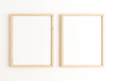 Duble 8x10 dikey ahşap çerçeve modeli beyaz duvarda. Beyaz arka planda iki boş poster modeli. 3B Hazırlama