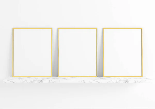Modello Triple 8X10 Vertical Gold Frame Ripiano Bianco Parete Bianca — Foto Stock