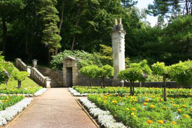 Yazın çiçek yataklarının manzarası çok güzel.