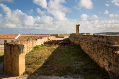 Parlak güneş ışığında eski bir kale.