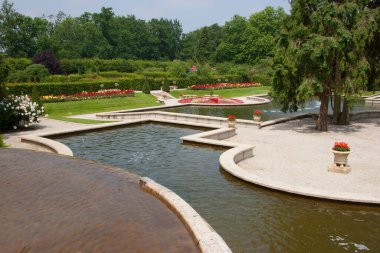 Havuzu ve yeşilliği olan güzel botanik bahçesi manzarası