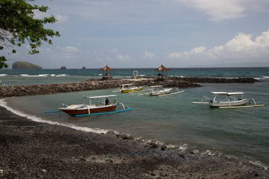 Sahilde balıkçı tekneleri