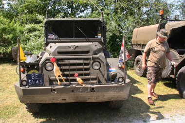 Tarihi kostümler ve eski arabalarla savaş simülasyonları.