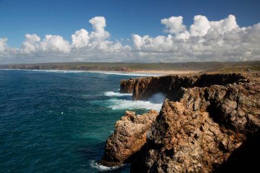 Keskin kayalar, dik uçurumlar, düşük büyüyen çalılıklar ve gizli kumsal parçaları ile kıyı boyunca uzanan engebeli doğa bölgesi, yüksek dalgalar kıyı boyunca kırdıyor ve sıçrıyor.