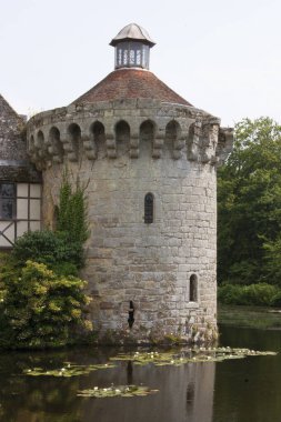 Güzel şato mimarisinin manzarası.