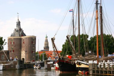 Hollanda 'nın sularındaki klasik ahşap yelkenli.