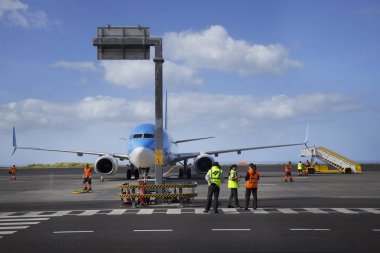 Bir uçağın, yer ekibinin havaalanına gelişi 