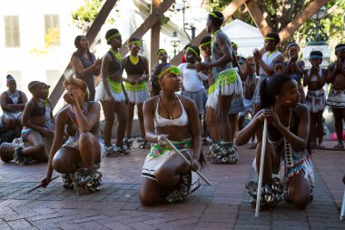 Afro-Afrikalı insanlar sokaklarda dans ediyor, seyahat çekimleri yapıyorlar.