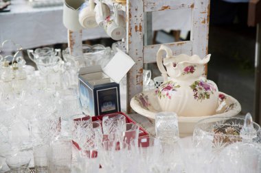 Mutfakta güzel avizesi olan bir düğün masası.